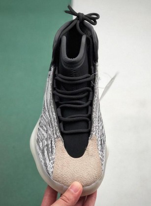 YEEZY篮球鞋