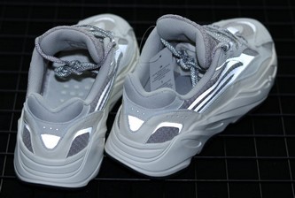 Yeezy Boost 700 V2 “Static”椰子