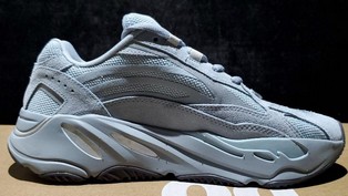 Yeezy Boost 700 V2 Hospital Blue椰子700 V2医院蓝