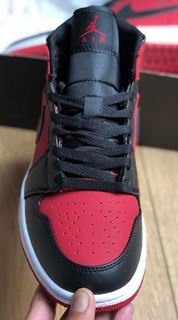 AJ1 Mid中帮小禁穿黑红