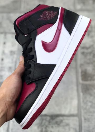 AJ1 Mid中帮黑红脚趾价格