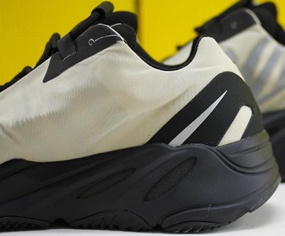 Yeezy 700 MNVN骨白多少钱