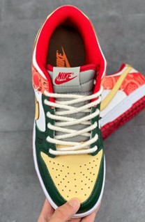 Dunk SB Low UNLV 图腾拼接