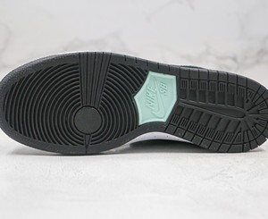 SB Dunk “Barely Green”黑浅绿 小钻石