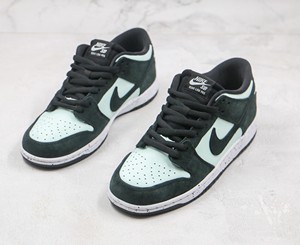 SB Dunk “Barely Green”黑浅绿 小钻石