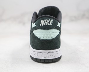 SB Dunk “Barely Green”黑浅绿 小钻石